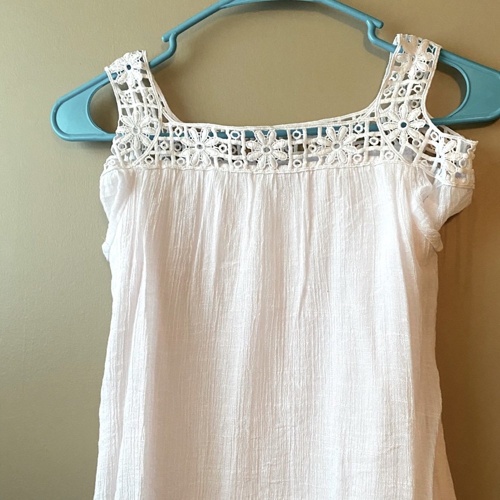 white flower tank top